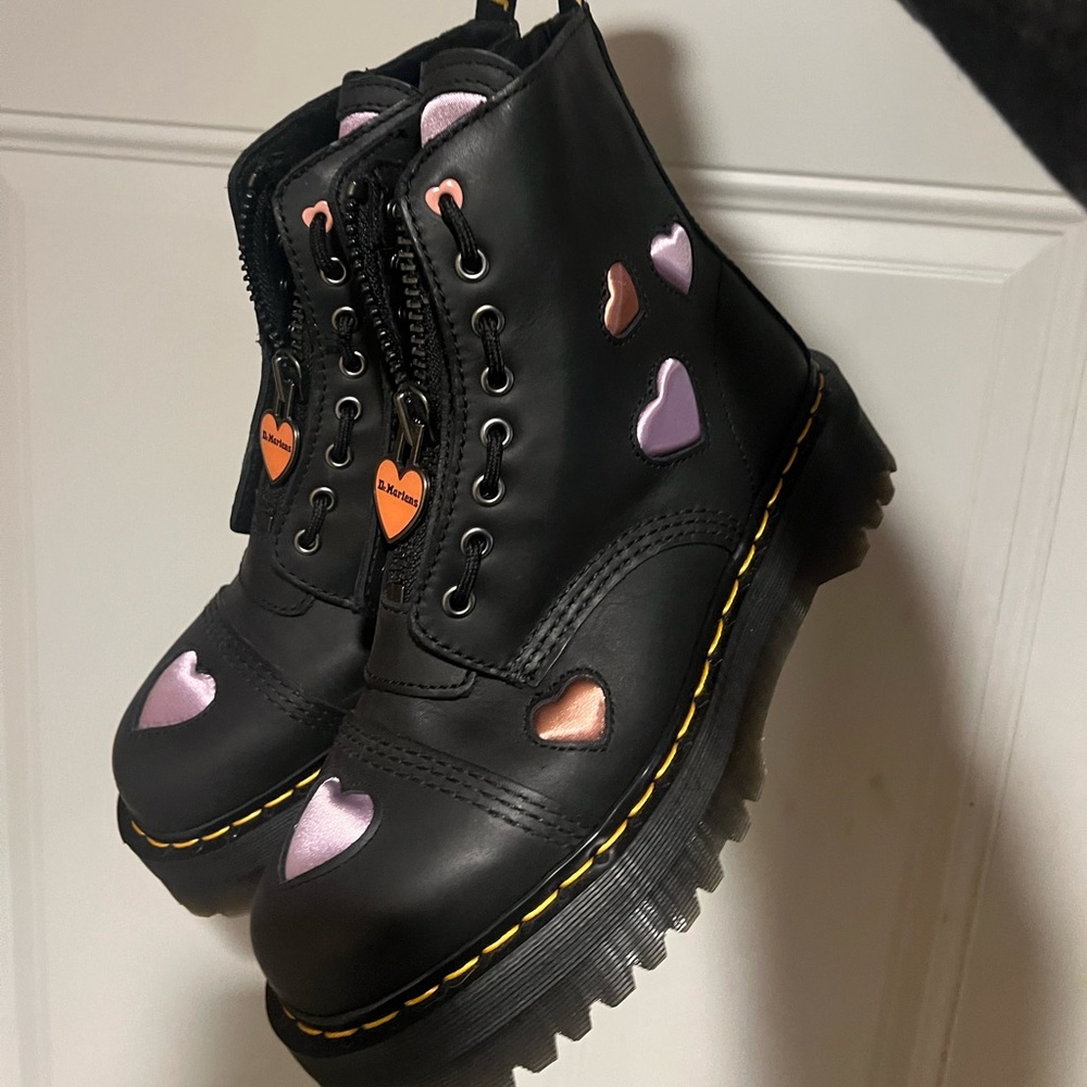 DR MARTENS SINCLAIR LEATHER HEART PLATFORM BOOTS